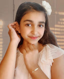 Mädchen mit Ohrstecker von Little Bijou